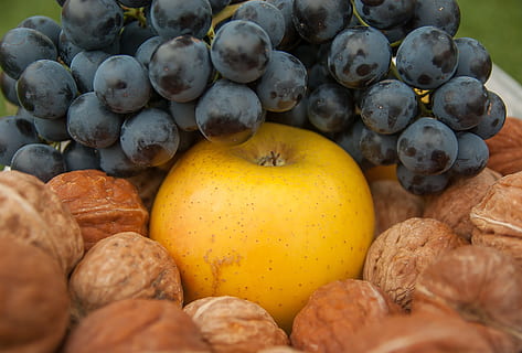 raïm, rodó, groc, fruita, envoltat, nous, fruits secs de poma, caure, menjar, menjar i beguda, alimentació saludable, benestar, frescor, cap gent, gran grup d'objectes, natura morta, primer pla, dia, marc complet, mercat, vista d’angle alt, venda al detall, a la venda, elecció, Paradeta, vegetals, madur, 2K, CC0, domini públic, lliure de regalies