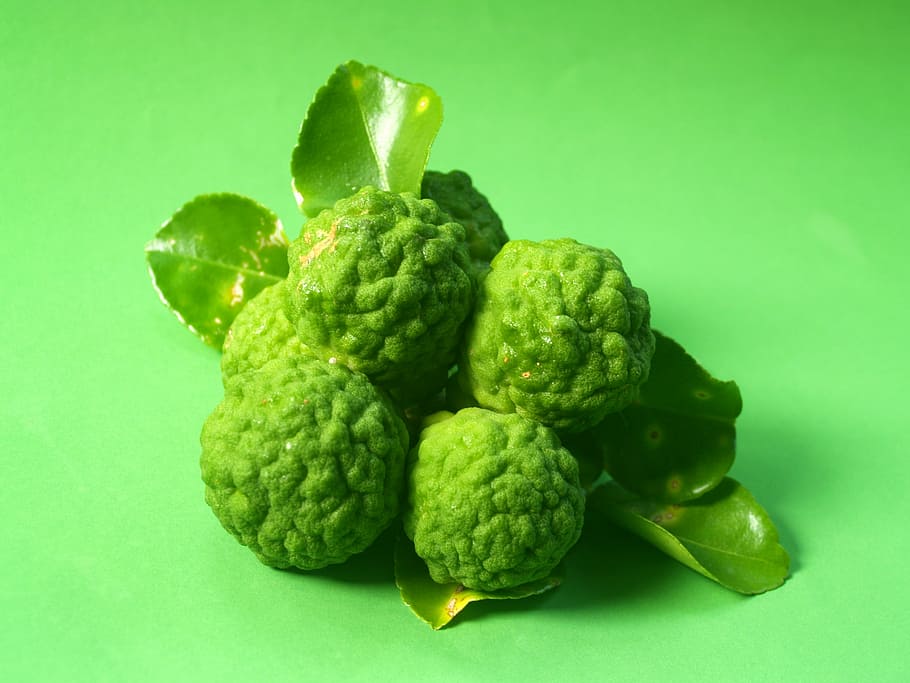 bergamota, fruita, full, aïllat, Tailàndia, aspre, llimona, natural, tropical, verd, herbes, orgànic, Lima, cítrics, asia, vegetals, tailandès, cabell, cuina, kaffir, herba, ingredient, antic, fresc, cuinar, menjar, crua, menjar i beguda, color verd, alimentació saludable, frescor, benestar, fons de colors, tir de l'estudi, fons verd, cap gent, a l'interior, natura morta, primer pla, tallar, aliments crus, bròquil, 2K