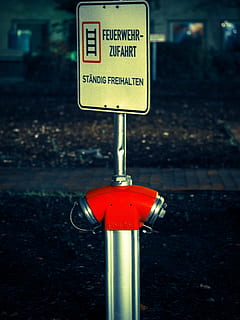 brandhane, brandbil, vandhane, ild, sikkerhed, metal, rød, tekst, advarselsskilt, fare, fokus på forgrunden, vejledning, meddelelse, skilt, vestlige script, vej, transportmidler, vejskilt, tæt på, ingen mennesker, dag, by, Information, pol, gade, informationsskilt, udendørs, trykknap, vej advarsel tegn, passage tegn, 4K, CC0, offentligt domæne, royaltyfrie