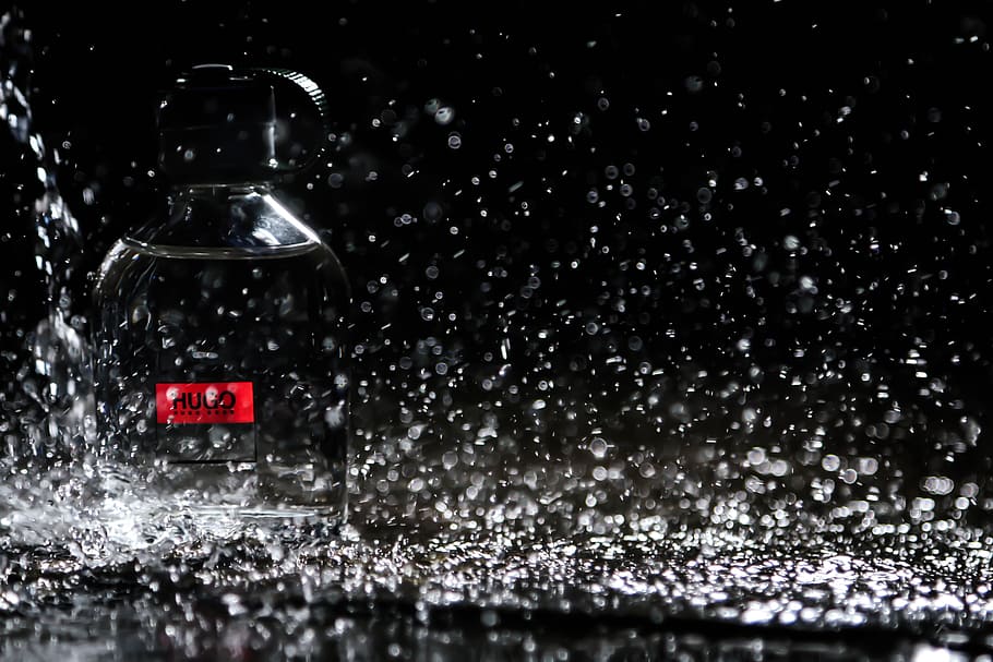 detailní fotografie, voda, kapky, láhev, černé pozadí, bubliny, Průhledná, detail, kapiček, kapky vody, soustředit se, sklenka, h2o, označení, kapalný, prostor, splash, mokré, uvnitř, nikdo, studio shot, pokles, Příroda, stříkající, pohyb, sněží, zimní, déšť, padající, jídlo a pití, selektivní zaměření, dešťová kapka, čistota, 5K