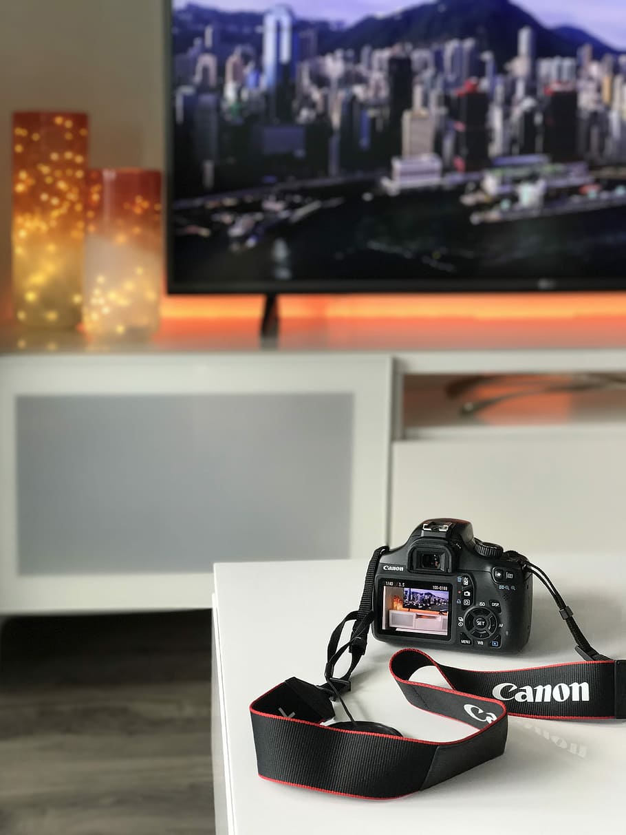 schwarz, Canon Kamera, Weiß, hölzern, Tabelle, Canon DSLR-Kamera, Kamera, Innenausstattung, Kanon, vor der Kamera, Kamerabild, Kaffetisch, hinter den Kulissen, Kameraszene, Fernseher, Wohndesign, Interieur-Stil, Innenarchitektur, häuslicher Stil, Innere, Licht, Technologie, keine Leute, Fokus auf den Vordergrund, Stillleben, Kommunikation, Text, Nahansicht, drinnen, modern, schwarze Farbe, Computer, Computerausrüstung, beleuchtet, Büro, weiße Farbe, Digitalkamera, westliche Schrift, Stadt, Fotografie-Themen, 4K