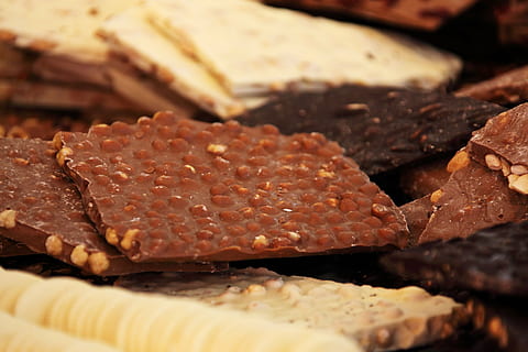 bruine chocoladerepen, achtergrond, bruin, calorie, snoep, chocolade, cacao, donker, heerlijk, dieet, voedsel, melk, zoet, traktatie, divers, wit, plak, fijnproever, tussendoortje, detailopname, eten en drinken, versheid, selectieve aandacht, klaar om te eten, stilleven, zoet eten, geen mensen, binnenshuis, eigengemaakt, gezond eten, zachte focus, toetje, aflaat, studio opname, welzijn, verleiding, ontbijt, 5K, CC0, publiek domein, royaltyvrij