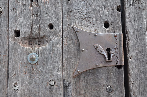 Tür, passend zu, Schloss, Eingang, Holz, alt, alte Tür, Schlüsselloch, alte Holztür, Tor, Anklopfen, verschlossen, Holz - Material, Metall, Nahansicht, Schutz, Sicherheit, sperren, keine Leute, geschlossen, Vollbild, Hintergründe, verwittert, texturiert, Griff, Tag, Knopf, Holzmaserung, 4K, CC0, gemeinfrei, lizenzfrei