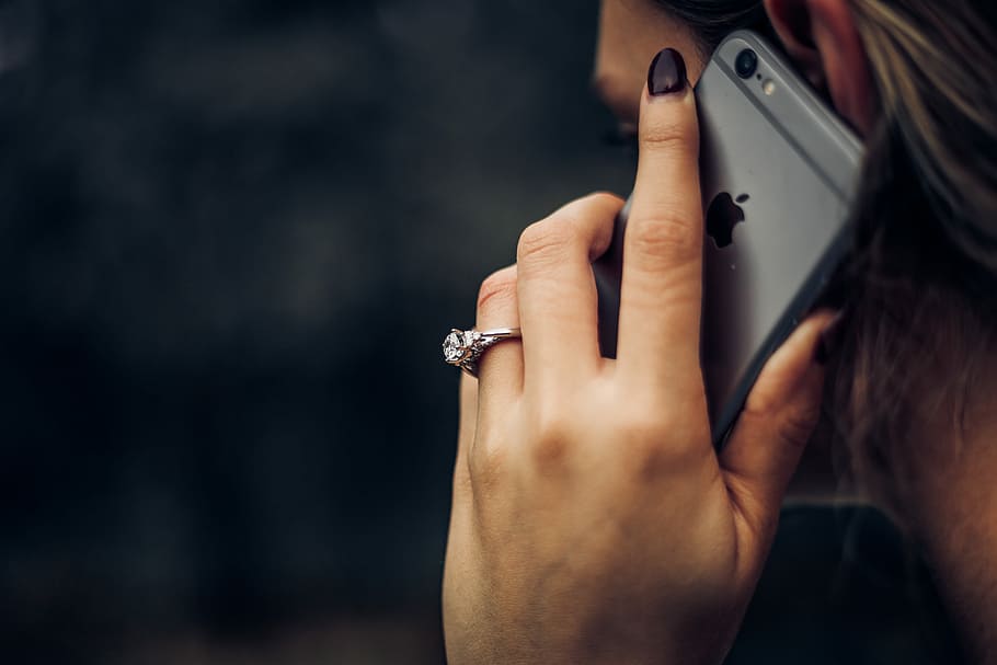 kvinde, taler, telefon, tæt på, Foto, tager, opkald, hånd, iphone, ring, forlovelsesring, på telefon, ved hjælp af telefon, diamantring, æble, grå, plads, rumgrå, mode, bryllup, vielsesring, menneskelig hånd, bedrift, smykker, menneskelig kropsdel, en person, voksen, fokus på forgrunden, kropsdel, aktivitet, kopiere plads, teknologi, Kvinder, indendørs, finger, sociale problemer, menneskelig finger, menneskehår, 5K
