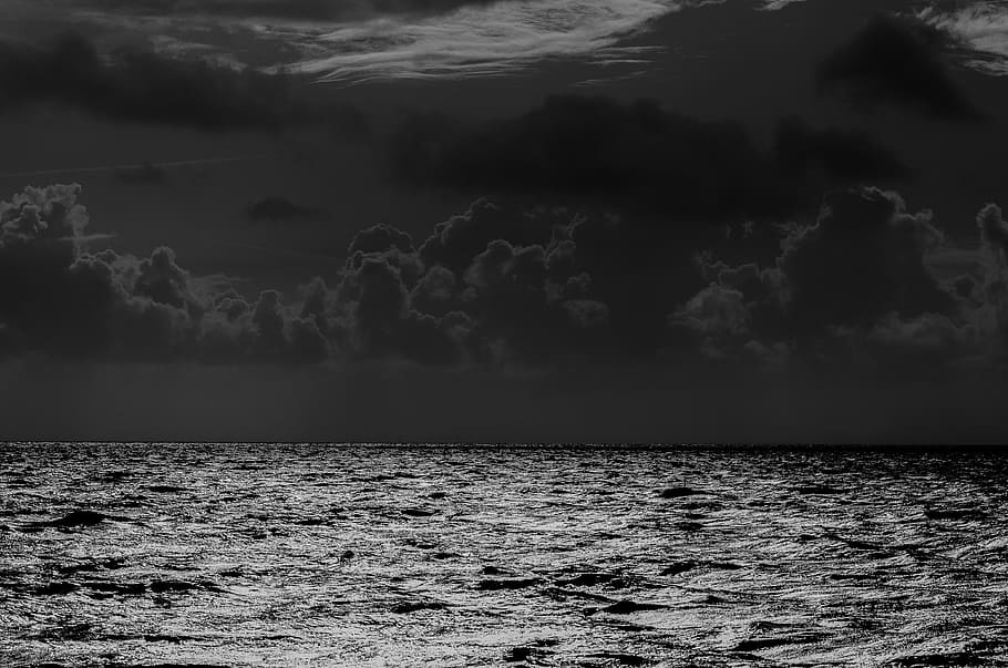 fotografia in scala di grigi, corpo, acqua, nuvoloso, cielo, temporale, tempesta, inoltrare, tempo metereologico, nuvole, minaccioso, crepuscolo, nuvole di tempesta, estate, Dramma, paesaggio, mare del Nord, onda, costa, forza della natura, visione, brama, viaggio, emozione, natura, lago, banca, umore, brullo, nuvola - cielo, mare, bellezza nella natura, scenics - natura, la tranquillità, nessuno, orizzonte sull'acqua, scena tranquilla, orizzonte, lungomare, cielo drammatico, all'aperto, nuvola temporalesca, idilliaco, potere in natura, infausto, 4K