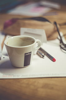 bærbar, notesbog, computer, mac, æble, macbook air, minimal, minialistisch, arbejde, tastatur, hovedtelefoner, teknologi, spejling, kontor, arbejdsplads, hjemmekontor, stil, hipster, kaffe, kop, pen, markør, Bemærk, møde, kabel, hukommelse, ext, penalhuse, forretning, kaffe - drikke, bord, skrivebord, krus, drikke, kaffekop, forfriskning, mad og drikke, stilleben, indendørs, tæt på, selektiv fokusering, ingen mennesker, træ - materiale, fokus på forgrunden, friskhed, varm drikke, høj vinkel visning, porcelæn, te kop, alkoholfri drikkevare, 5K, CC0, offentligt domæne, royaltyfrie