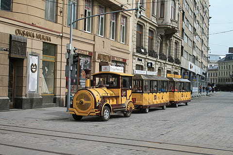excursion, tram, train, Ukraine, lviv, place du marché, transport, avenue de la liberté, vieille ville, centre ville, bâtiment, architecture, ville, structure construite, mode de transport, extérieur du bâtiment, rue, véhicule terrestre, voiture, journée, véhicule à moteur, jaune, rue de la ville, transport public, route, personnes accessoires, en plein air, la vie en ville, 4K, CC0, domaine public, libre de droits