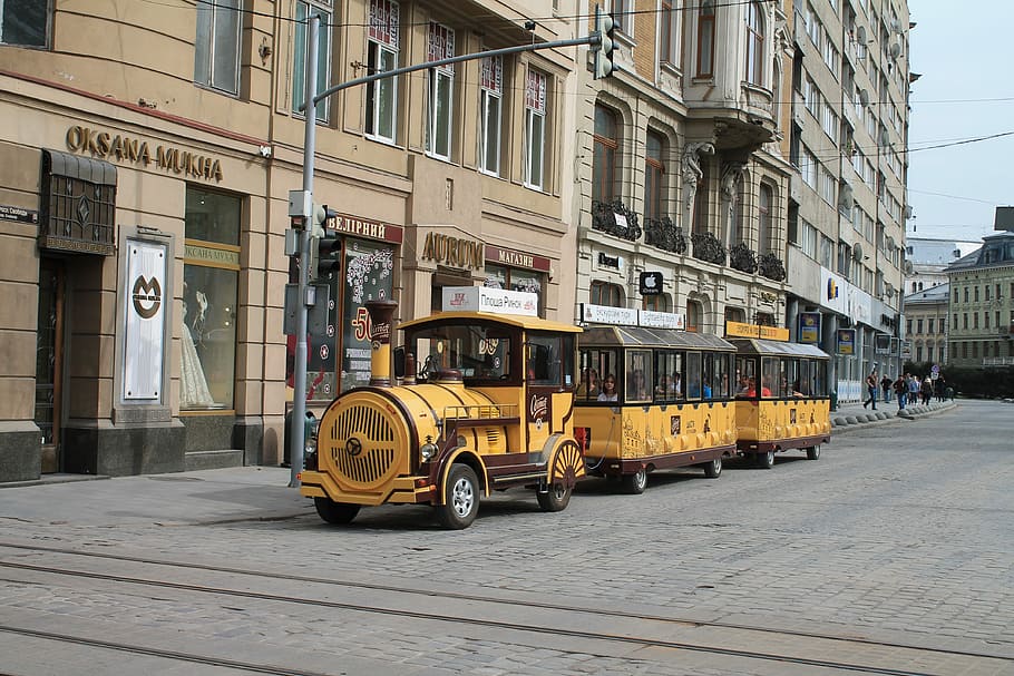 excursão, eléctrico, trem, Ucrânia, lviv, praça do mercado, transporte, avenida da liberdade, Cidade antiga, Centro da cidade, construção, arquitetura, cidade, estrutura construída, modo de transporte, exterior do edifício, rua, veículo terrestre, carro, dia, veículo motorizado, amarelo, rua da cidade, transporte público, estrada, pessoas incidentais, ao ar livre, vida urbana, 4K