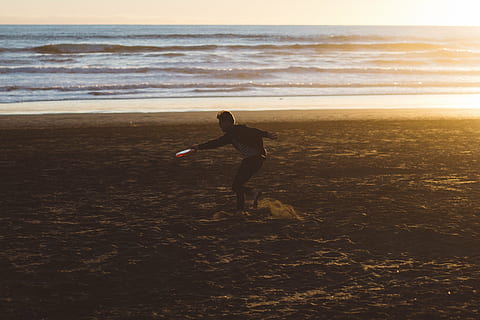 man, running, beach, playing, flying, disc, sunset, sea, ocean, water, waves, nature, sand, horizon, people, guy, real people, one person, sport, men, leisure activity, wave, land, lifestyles, sky, horizon over water, beauty in nature, sunlight, motion, full length, outdoors, human arm, 4K, CC0, public domain, royalty free