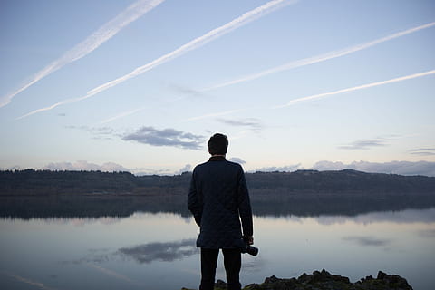 homme, permanent, regarder, calme, corps, eau, jour, montre debout, plan d'eau, moment de la journée, Hommes, technique de l'image, l'âge humain, type d'image, en plein air, la nature, une personne, phenomene naturel, adulte, point de vue, image couleur, position physique, que les hommes, Seulment les adultes, Lac, regardant, appartenance ethnique, espace de copie, vue arrière, un seul homme, journée, activité en mouvement, personnes, solitude, ethnie caucasienne, ciel, réflexion, paysages - nature, beauté dans la nature, tranquillité, nuage - ciel, Vrais gens, scène tranquille, Activité de loisir, trois quarts, scène non urbaine, en regardant la vue, contemplation, 5K, CC0, domaine public, libre de droits