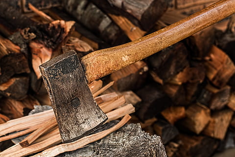 Marrone, grigio, ascia, mannaia, taglio, Diviso, accetta, tritare, legna da ardere, legna, strumento, carburante, autunno, bruciare, impilati, caldo, orario invernale, Pericolo, male, violento, arma, ferire, acuto, minaccia, legno - materiale, albero, ceppo, foresta, legname, industria del legname, la deforestazione, nessuno, natura, strumento di lavoro, giorno, pila, problemi ambientali, all'aperto, avvicinamento, terra, strumento a mano, abbaiare, Sega a mano, 5K, CC0, dominio pubblico, privo di copyright