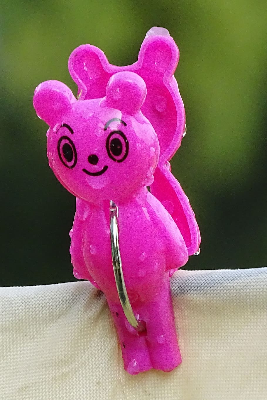 pinça de roba, suportar, clip, color rosa, representació animal, cap gent, representació, primer pla, joguina, animal, temes d'animals, natura morta, a l'interior, centrar-se en primer pla, art i artesania, joguina de peluix, creativitat, mamífer, sol objecte, planta, decoració, artesania, 2K