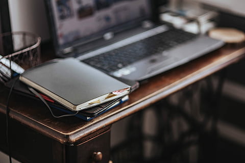 ordenador portátil, cuaderno, escritorio, lugar de trabajo, computadora, trabajo, organizador, notas, tecnología, negocio, adentro, nadie, oficina, cable, Internet, tecnología inalámbrica, comunicación, mesa, conexión, de cerca, enfoque selectivo, centrarse en primer plano, naturaleza muerta, mueble, vista de alto ángulo, libro, teclado, día, 5K, CC0, dominio público, libre de derechos