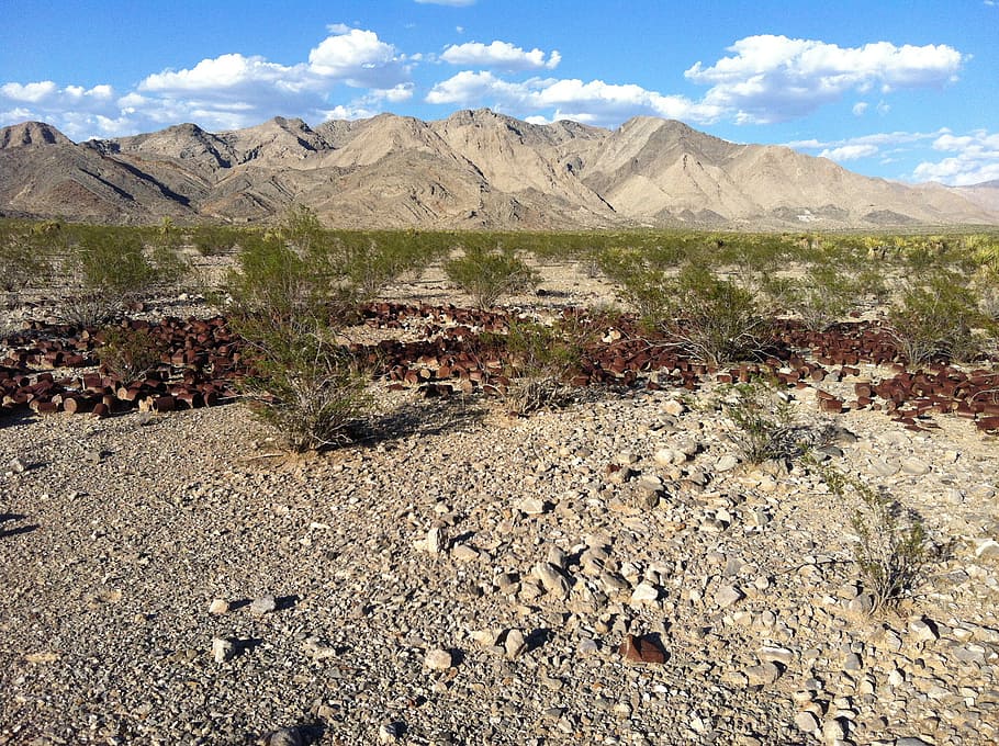 desert, llaunes oxidades, escombraries, medi ambient, miners, llaunes antigues, muntanyes, Pol · lució, reciclatge, muntanya, cel, escenics - natura, tranquil·litat, escena tranquil·la, bellesa a la natura, paisatge, naturalesa, núvol - cel, escena no urbana, planta, terra, dia, Serra, llum solar, cap gent, remot, rock, sòlid, a l'aire lliure, clima àrid, clima, formació, 2K