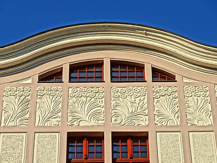 timpano, frontone, architettura, facciata, esterno, costruzione, tetto, sollievo, esterno dell'edificio, struttura costruita, finestra, nessuno, cielo, Inquadratura dal basso, blu, giorno, cielo sereno, vetro - materiale, natura, luce del sole, colonna architettonica, modello, Casa, all'aperto, città, il passato, telaio della finestra, ornato, 720P, CC0, dominio pubblico, privo di copyright