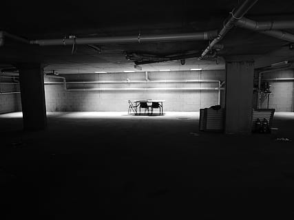 tavolo, sedie, parete, buio, camera, Senza titolo, foto, rettangolare, bianca, seminterrato, vuoto, metropolitana, interno, in casa, industria, nessuno, box auto, fabbrica, illuminato, Garage per il parcheggio, struttura costruita, architettura, costruzione, stanza domestica, colonna architettonica, posteggio, magazzino, uomini, soffitto, persone reali, mezzi di trasporto, giorno, una persona, abbandonato, 4K, CC0, dominio pubblico, privo di copyright