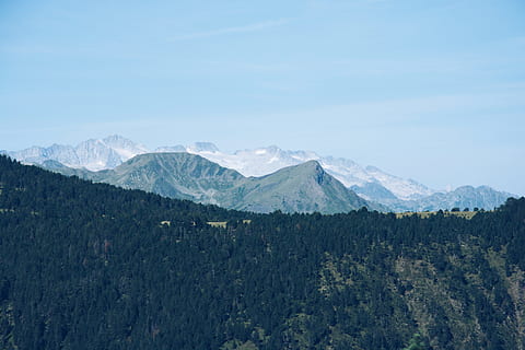 aèria, fotografia, bosc, fons de la serralada, arbres, muntanya, endavant, verd, durant el dia, naturalesa, escenics, Serra, paisatge, neu, cel, cap gent, a l'aire lliure, cim de muntanya, blau, dia, escenics - natura, bellesa a la natura, escena tranquil·la, tranquil·litat, arbre, medi ambient, escena no urbana, planta, idíl·lic, remot, temperatura de fred, muntanya nevada, pi, arbre de coníferes, 4K, CC0, domini públic, lliure de regalies
