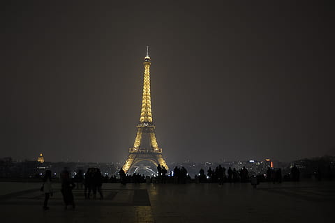 Parijs, nacht, Eiffeltoren, licht, mensen, Frankrijk, toren, architectuur, ijzer, Parijs, Frankrijk, Bekende plek, reisbestemmingen, toerisme, reizen, stedelijke scène, stadsgezicht, monument, stad, hoofdsteden, toerist, vakanties, schemer, internationaal monument, geschiedenis, silhouet, ingebouwde structuur, hemel, natuur, groot hoog, buitenkant van het gebouw, verlicht, echte mensen, groep mensen, buitenshuis, 4K, CC0, publiek domein, royaltyvrij