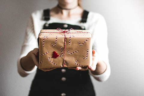 fotografía de la lente de cambio de inclinación, mujer, participación, caja de regalo con estampado de bastones de caramelo, habitación bien iluminada, persona, marrón, caja de regalo, paquete, baston de caramelo, cuerda, presente, regalo, una persona, sección en medio, vista frontal, adulto, adentro, adulto joven, en pie, mano, de cerca, parte del cuerpo humano, ropa, centrarse en primer plano, comida y bebida, demostración, día, 5K, CC0, dominio público, libre de derechos