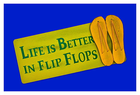 skjold, postkort, bo, bedre, flip flops, sko, morsom, gratulasjonskort, glede, lykke, vennlig, ordtak, livsstil, sommer, kommunikasjon, gul, blå, farget bakgrunn, studio skudd, ingen folk, tekst, Merk, limnote, virksomhet, innendørs, påminnelse, nærbilde, skilt, budskap, papir, automatisk postproduksjonsfilter, skjære ut, enkelt objekt, blå bakgrunn, 2K, CC0, offentlig domene, opphavsrett gratis