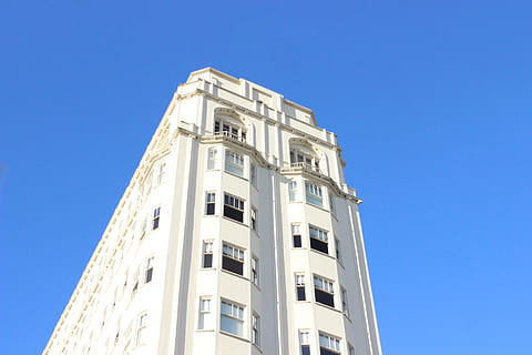 fotografía de bajo ángulo, blanco, hormigón, Alto, edificio, tiempo de día, ventana, arquitectura, exterior del edificio, estructura construida, cielo, fachada, arquitectura y edificios, escena urbana, azul, apartamento, moderno, al aire libre, nadie, vista de ángulo bajo, cielo limpio, torre, naturaleza, el color blanco, día, copia espacio, altura maxima, Distrito residencial, ciudad, 5K, CC0, dominio público, libre de derechos