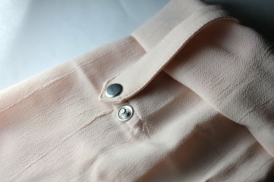 tancat, tacs, àta, bi, part del cos humà, mà, part del cos, una persona, mà humana, primer pla, adult, a l'interior, moda, salut i medicina, roba, joieria, tèxtil, anell, membre, cultura i entreteniment artístic, botó, Color blanc, metall, extremitat humana, ungles, accessori personal, 2K