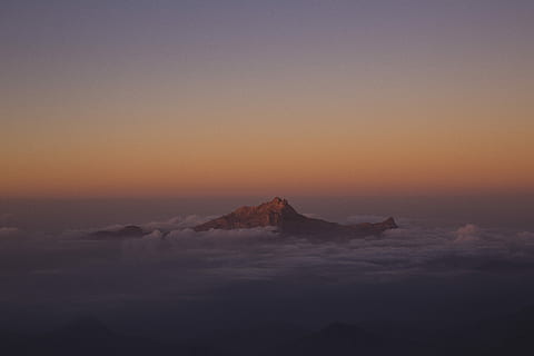 muntanya, cobert, núvols, posta de sol, illa durant la posta de sol, pic, núvol, cloudscape, cel, paisatge, degradat, a l'aire lliure, fons de pantalla, taronja, vespre, Shada Mountain, albaha, Aràbia Saudita, ksa, escenics - natura, tranquil·litat, bellesa a la natura, escena tranquil·la, medi ambient, cap gent, naturalesa, destinacions de viatge, viatjar, escena no urbana, remot, boira, còpia espai, silueta, 5K, CC0, domini públic, lliure de regalies