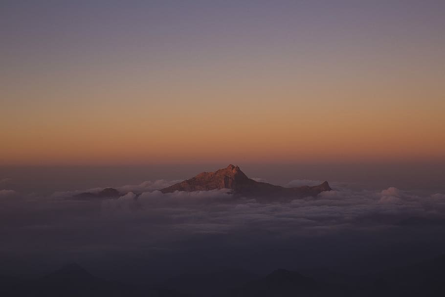 muntanya, cobert, núvols, posta de sol, illa durant la posta de sol, pic, núvol, cloudscape, cel, paisatge, degradat, a l'aire lliure, fons de pantalla, taronja, vespre, Shada Mountain, albaha, Aràbia Saudita, ksa, escenics - natura, tranquil·litat, bellesa a la natura, escena tranquil·la, medi ambient, cap gent, naturalesa, destinacions de viatge, viatjar, escena no urbana, remot, boira, còpia espai, silueta, 5K