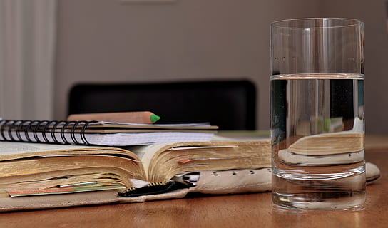 aigua, clar, copa, llibre de títol, taula, aprendre, estudiar, llegir, comptabilitat, vidre, bíblia, nota, set, llibre, refresc, got d'aigua, escriure, notes, manuscrit, publicació, a l'interior, cap gent, educació, paper, pila, natura morta, material de fusta, primer pla, aprenentatge, interior de casa, mobles, menjar i beguda, beure, equipament per a la llar, document, llibre de text, oficina a casa, 4K, CC0, domini públic, lliure de regalies