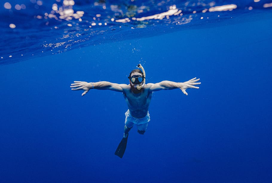 mand snorkling under vandet, kvinde snorkel under vandet, mand, undervands-, hav, svømning, blå, vand, ferier, snorkling, sport, dykning i vand, mennesker, sjovt, handling, natur, sommer, udendørs, fritidsaktiviteter, en person, dykning, fritidsaktivitet, undervandsdykker, kigger på kameraet, et dyr, fuld længde, badetøj, bar overkrop, menneskelige arm, livsstil, våben udstrakte, rigtige mennesker, undersøiske, forfra, briller, 5K