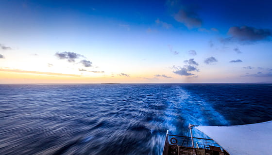 hvid, båd, passerer, hav, timelapse fotografering, sejlbåd, krop af vand, solnedgang, Sky, vand, ocean, natur, blå, himmel, horisont over vand, sky - himmel, horisont, sommer, ingen mennesker, sollys, marinemaleri, strand, ferier, scenics, rejse, skønhed i naturen, cloudscape, udendørs, landskab, rolig scene, skumring, sol, kystlinje, bølge, rejsemål, farvebillede, ø, scenics - natur, bevægelse, nautiske fartøj, transportmidler, skib, ro, krydstogtskib, passagerskib, 2K, CC0, offentligt domæne, royaltyfrie