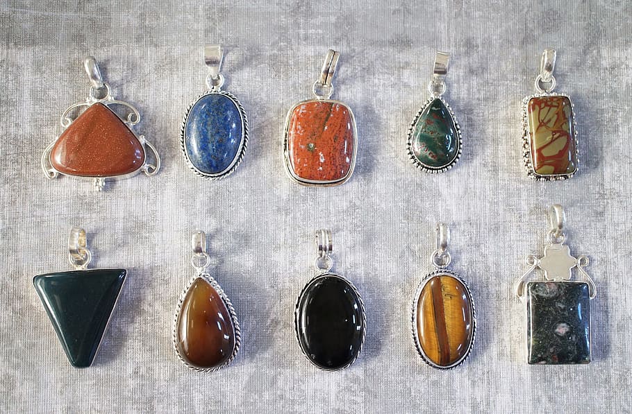 Steinanhänger in verschiedenen Farben, Edelstein, Anhänger, Juwel, Stein, Schmuck, Menge, Bündel, Halbedel, Mode, Lapis, Jaspis, Tigerauge, Achat, Grün, braun, Blau, schwarz, Talisman, Amulett, Charme, Anordnung, keine Leute, hängend, in einer Reihe, Variation, Auftrag, Seite an Seite, drinnen, Wahl, Stillleben, Holz - Material, Wandbau - Funktion, Gruppe von Objekten, Tasche, Nahansicht, Tabelle, Leder, 1080P