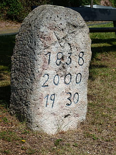 marcatore, pietra, date, pietra di marcatore, Data, vecchio, lavorato, anziano, intemperie, testo, lapide, cimitero, intaglio - prodotto artigianale, comunicazione, roccia - oggetto, sceneggiatura occidentale, solido, nessuno, giorno, numero, natura, all'aperto, campo, mestiere, il passato, erba, pianta, avvicinamento, storia, roccia, terra, Messaggio, 4K, CC0, dominio pubblico, privo di copyright