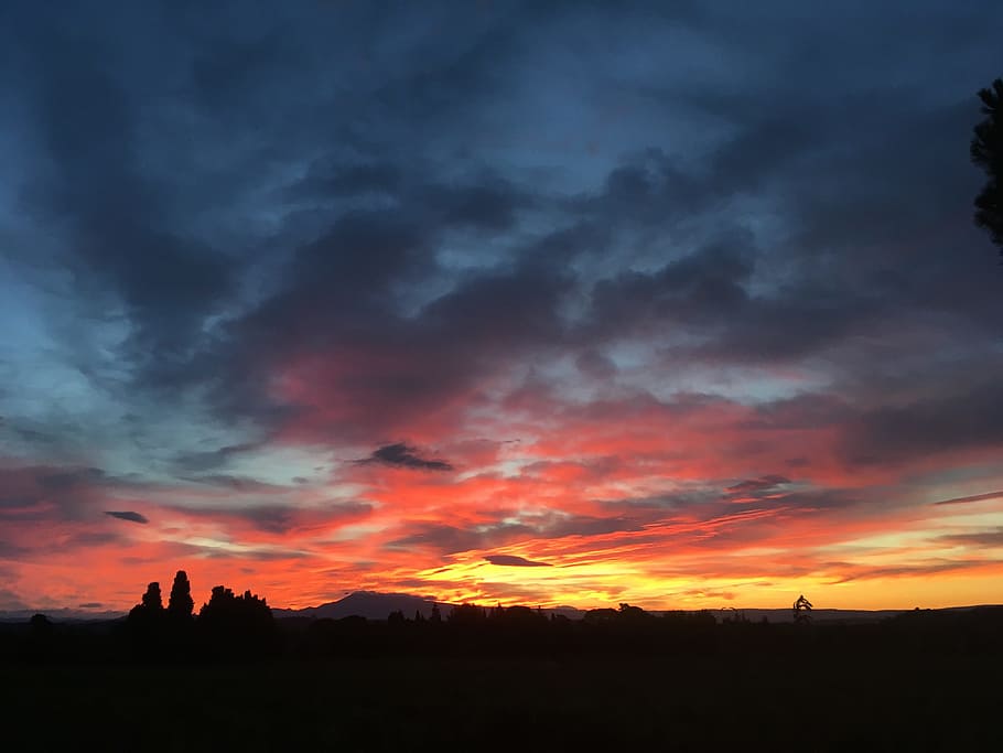 muntanya, ventoux, mount, paisatge, núvol - cel, cel, posta de sol, escenics - natura, bellesa a la natura, silueta, medi ambient, tranquil·litat, escena tranquil·la, cel dramàtic, tempesta, naturalesa, color taronja, cap gent, núvol, escena no urbana, núvol de tempesta, idíl·lic, a l'aire lliure, fosc, 4K