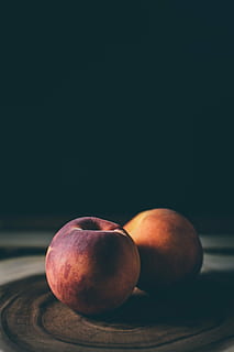 zwei, Äpfel, Tabelle, rot, braun, Oberfläche, Pfirsich, Obst, Licht, Schatten, Leerstelle, gesundes Essen, Wohlbefinden, Essen und Trinken, Lebensmittel, Frische, Stillleben, keine Leute, drinnen, Nahansicht, kopieren sie platz, Studioaufnahme, Gruppe von Objekten, Holz - Material, Fokus auf den Vordergrund, reif, Apfel - Frucht, selektiver Fokus, 5K, CC0, gemeinfrei, lizenzfrei