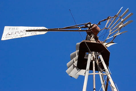 aermotor, gamle vindmølle, vindmølle, blå, himmel, Ny mexico, ørken, sletter, rust, rusten, klinger, rør, vand, alternativ energi, vindkraft, industri, brændstof og elproduktion, en person, skyfri himmel, natur, voksen, lav vinkel visning, dag, bedrift, kopiere plads, solrig, vedvarende energi, sport, ung voksen, udendørs, pil - bue og pil, sollys, 1080P, CC0, offentligt domæne, royaltyfrie