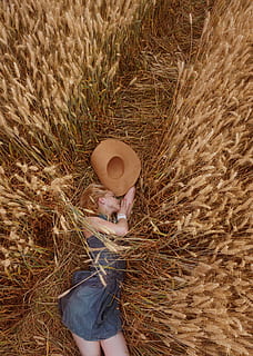 minciună, Câmp de grâu, femeia se culcă, maro, timpul zilei, camp, porumb, urmări, pălărie, Femeie, dormit, agricultor, a decupa, grâu, paie, Modă, la țară, sat, fată, oameni adevărați, plantă, teren, zi, o persoana, iarbă, natură, vedere în unghi mare, partea corpului uman, parte a corpului, stiluri de viață, copilărie, femei, permanent, haine casual, în aer liber, deținere, 5K, CC0, domeniu public, fără drepturi de autor