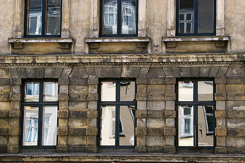 facade, vindue, spejling, rendezvous, hus, København, gammel, arkitektur, bygning udvendig, bygget struktur, dag, boligbyggeri, bygning, ingen mennesker, historie, boligområde, lav vinkel visning, glas - materiale, fortiden, udendørs, forladt, forvitret, by, afspejling, side om side, balkon, lejlighed, 2K, CC0, offentligt domæne, royaltyfrie