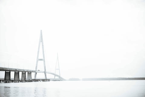 gris, concret, pont, ennuvolat, cel, fotografia en escala de grisos, Pont en suspensió, edifici, arquitectura, estructura, blanc, aigua, connexió, estructura construïda, transport, còpia espai, pont - estructura feta per l'home, boira, naturalesa, riu, ciutat, destinacions de viatge, cap gent, dia, a l'aire lliure, viatjar, aliatge, acer, 5K, CC0, domini públic, lliure de regalies