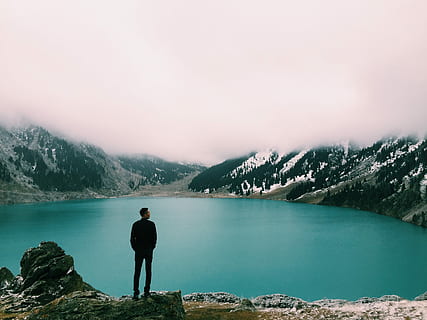 person, stående, ved siden af, klippe, legeme, vand, krop af vand, bjerg, natur, udendørs, vandring, mennesker, herrer, landskab, en person, bjergkæde, scenics, bjergtop, sø, Kvinder, himmel, voksen, kun en mand, eventyr, kun voksne, kun mænd, scenics - natur, skønhed i naturen, fritidsaktivitet, rolig scene, ro, rock-objekt, solid, bagfra, miljø, kigger på visning, 2K, CC0, offentligt domæne, royaltyfrie