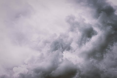 Wurmauge, Aussicht, Wolken, niedrig, Winkelfoto, wolkig, Himmel, Wolke, Wolkengebilde, grau, Weiß, geschwollen, wolke - himmel, Sturm, Hintergründe, Schönheit in der Natur, Dramatischer Himmel, keine Leute, bedeckt, Sturmwolke, Umgebung, Gewitter, Wind, nass, Natur, Atmosphäre, launischer Himmel, bedrohlich, Szenen - Natur, dunkel, Regen, draußen, Kraft in der Natur, Klima, abstrakte Hintergründe, sintflutartiger Regen, Meteorologie, 2K, CC0, gemeinfrei, lizenzfrei