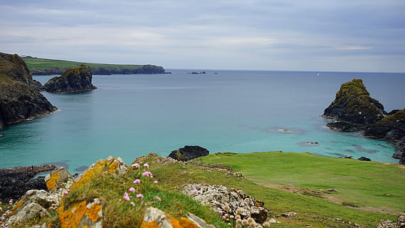 mer, paysage, la nature, ciel, plage, bleu, falaise, des nuages, côte, littoral, lumière du jour, herbe, île, océan, de plein air, paisible, roches, rocheux, paysage marin, rivage, bord de mer, rive, lumière du soleil, eau, paysages - nature, beauté dans la nature, Roche, terre, rock - objet, tranquillité, horizon au-dessus de l'eau, solide, nuage - ciel, horizon, scène tranquille, plante, personne, en plein air, lagune, baie, côte rocheuse, 5K, CC0, domaine public, libre de droits