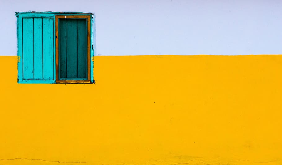 foto, blau, verd blavós, fusta, finestra de marc de marc, groc, blanc, paret, finestra, casa, arquitectura, exterior de l'edifici, estructura construïda, funció de construcció de parets, còpia espai, cap gent, color verd, dia, edifici, color vibrant, multicolor, pintura, a l'aire lliure, color taronja, fons, barri residencial, color turquesa, marc de finestra, 4K