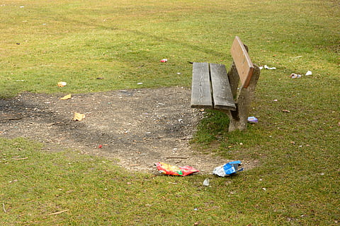 Pol · lució, medi ambient, naturalesa, escombraries, malbaratament, banc, brutícia, els residus domèstics, disposició, conservació de la natura, humà, herba, planta, cap gent, dia, terra, camp, material de fusta, vista d’angle alt, a l'aire lliure, absència, joguina, color verd, trencat, arbre, descurat, sabata, obsoleta, paper, 5K, CC0, domini públic, lliure de regalies