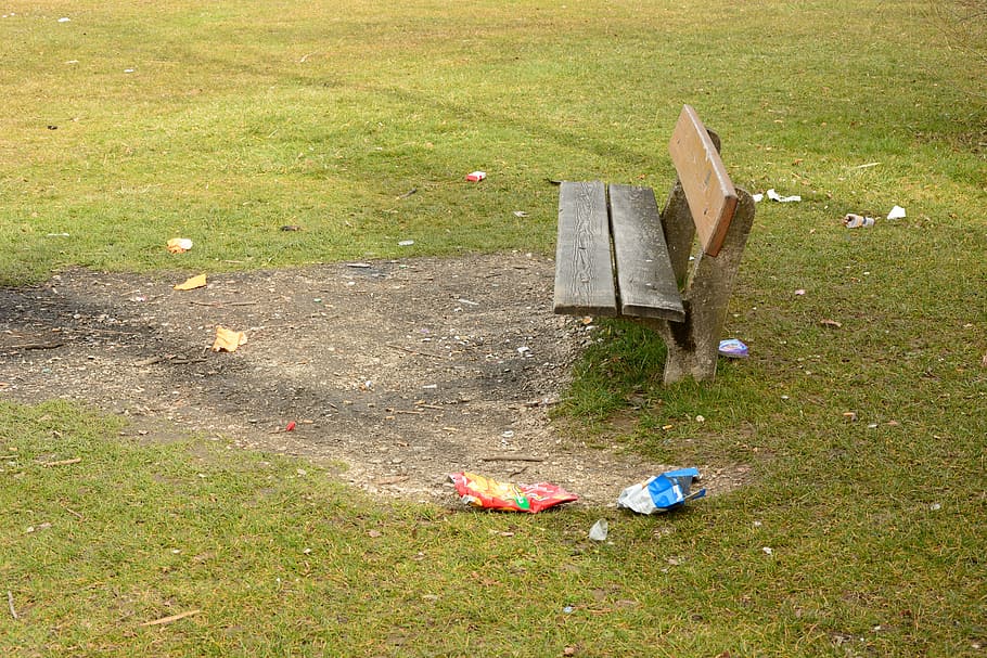 Pol · lució, medi ambient, naturalesa, escombraries, malbaratament, banc, brutícia, els residus domèstics, disposició, conservació de la natura, humà, herba, planta, cap gent, dia, terra, camp, material de fusta, vista d’angle alt, a l'aire lliure, absència, joguina, color verd, trencat, arbre, descurat, sabata, obsoleta, paper, 5K
