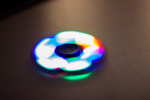 fileur à main, LED, lumière, fileur, Couleur, peinture claire, lumières, coloré, couleurs, multi couleur, Forme géométrique, cercle, à l'intérieur, fermer, forme, prise de vue en studio, personne, objet unique, réflexion, bleu, fond noir, lumière - phénomène naturel, illuminé, arc en ciel, sphère, embrasé, La technologie, directement au-dessus, conception, 5K, CC0, domaine public, libre de droits