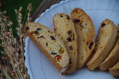 sušenka, dim sum, suchar, jídlo, jídlo a pití, svěžest, připraven jíst, deska, detail, stálý život, pečený, chléb, nikdo, uvnitř, vysoký úhel pohledu, požitek, sladké jídlo, velikost porce, dezert, sladký, zaměřit se na popředí, pokušení, plátek, Svačina, 4K, CC0, veřejná doména, bez autorských práv