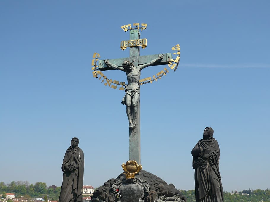 praga, creu, pont, representació humana, semblança masculina, representació, art i artesania, escultura, religió, estàtua, cel, espiritualitat, creença, cel clar, dia, naturalesa, creativitat, vista d’angle baix, cap gent, 2K