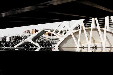 fotografia d'arquitectura, blanc, estructura screengrab, gent, caminar, negre, edifici, durant el dia, reflexió, ciutat, urbà, edificis, arquitectura, sincera, modern, exterior, estructura, calatrava, valencium, estructura construïda, exterior de l'edifici, vista d’angle baix, destinacions de viatge, barana, cap gent, metall, nit, transport, pont - estructura feta per l'home, a l'aire lliure, connexió, cultura i entreteniment artístic, pont, luxe, etapa, 5K, CC0, domini públic, lliure de regalies