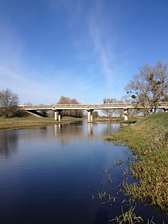 Rio pequeño, puente, naturaleza, primavera, verano, parque, costero, agua, cielo, estructura construida, arquitectura, conexión, río, puente - estructura hecha por el hombre, planta, día, azul, árbol, nadie, reflexión, tranquilidad, exterior del edificio, transporte, al aire libre, puente de arco, 2K, CC0, dominio público, libre de derechos
